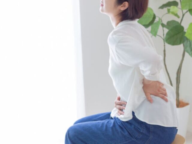 腰痛が軽くなる整体ストレッチ３選【自宅でも簡単】